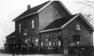 F0316 Station Vorden met personeel omstreeks 1915